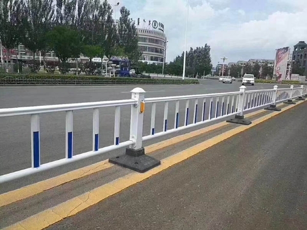 山東道路護(hù)欄廠家
